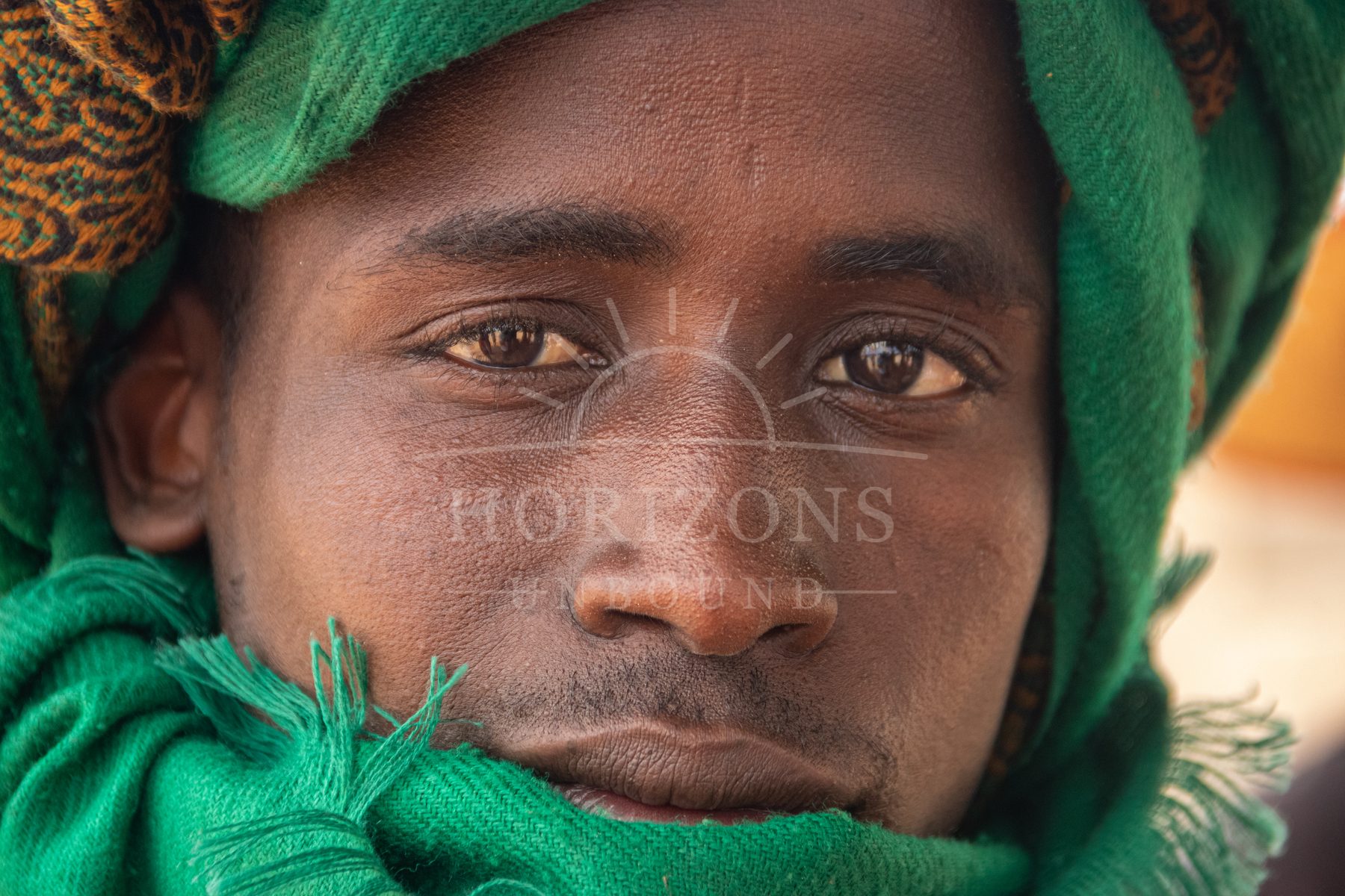 Fulani portret sa zelenim šalom
